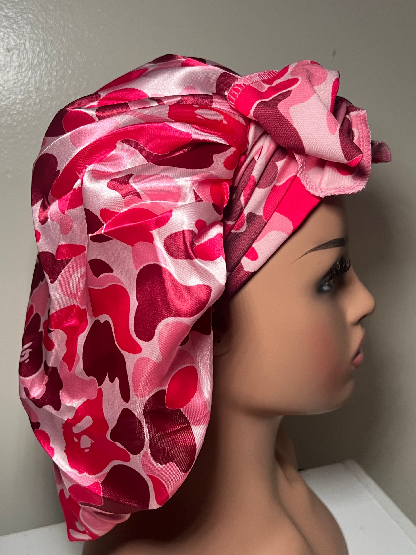 Pink camouflage bonnet