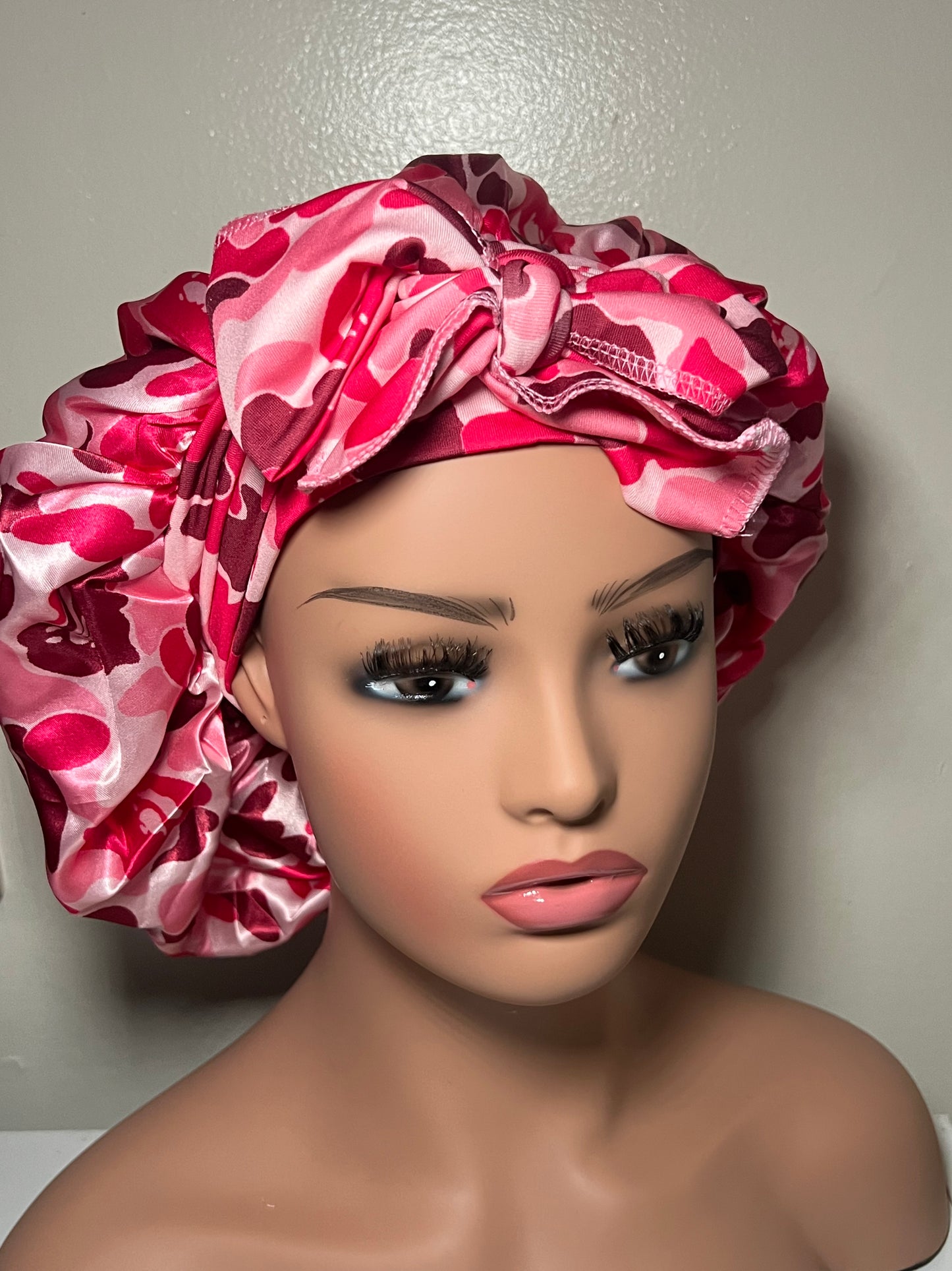 Pink camouflage bonnet