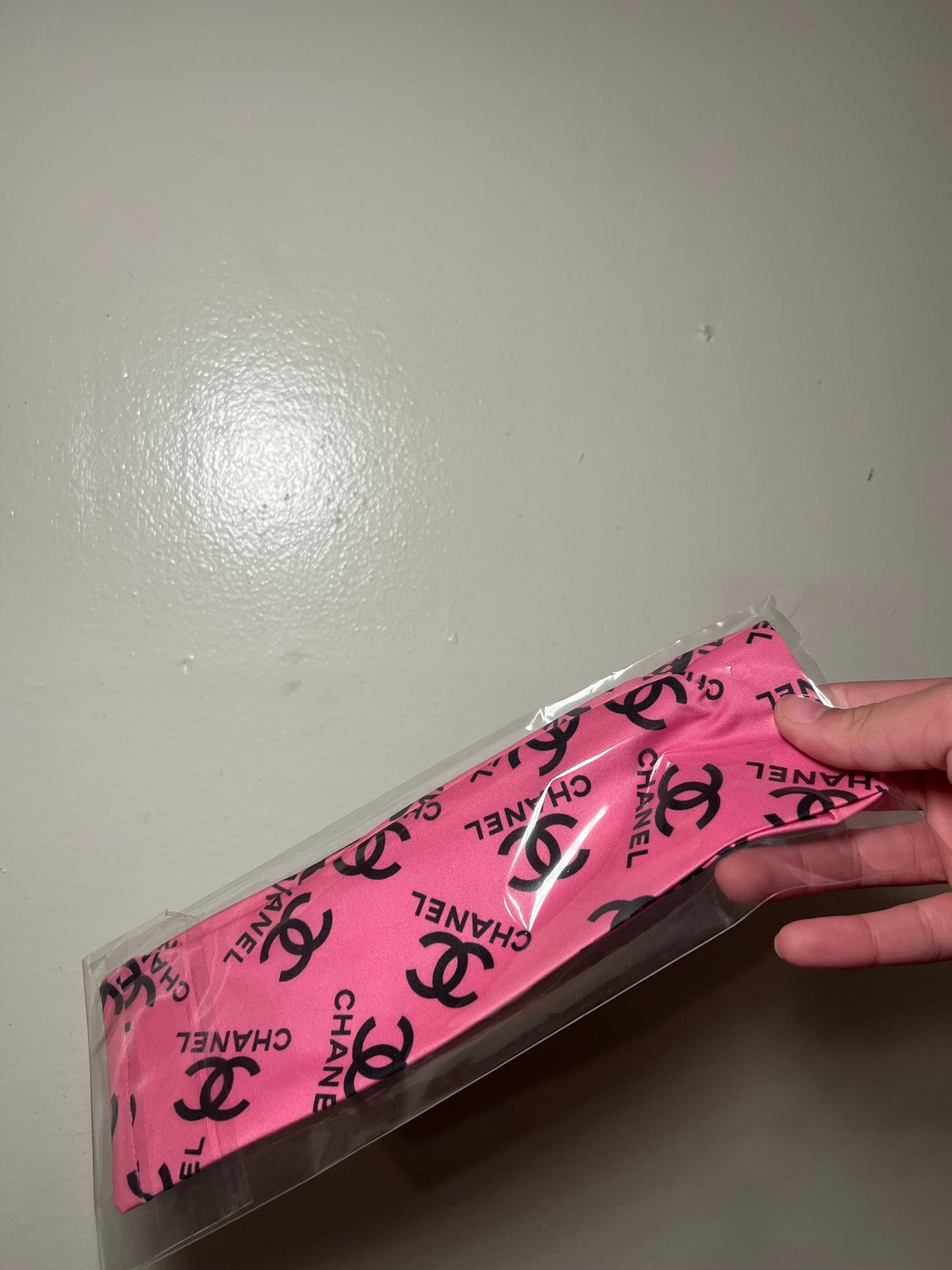 Diadema rosa de Chanel